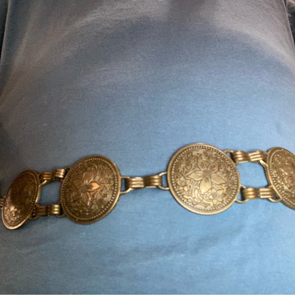 Source Unknown Gold Belt with Vintage Appeal